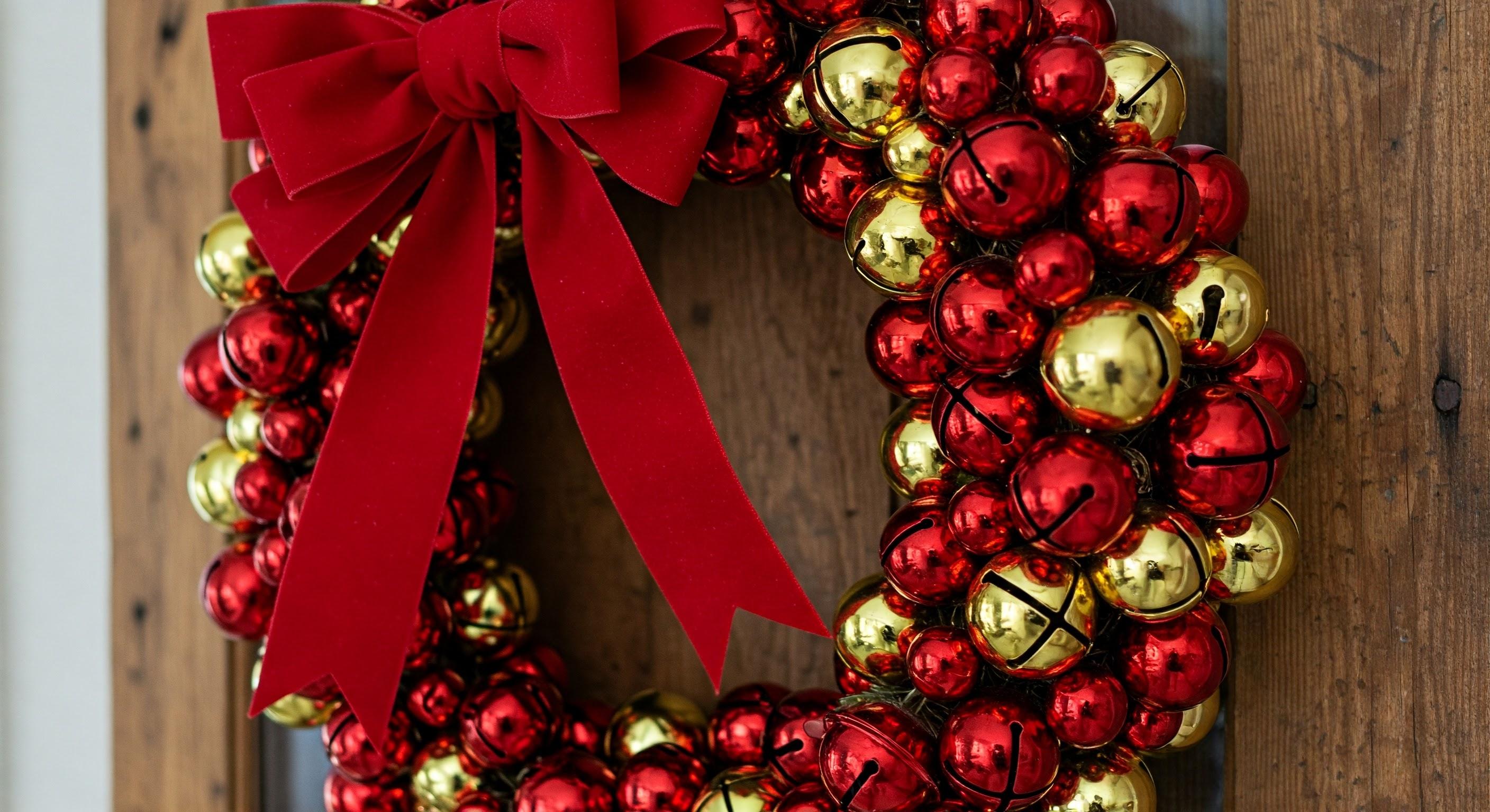 Classic_Red__Gold_Jingle_Bell_Wreath