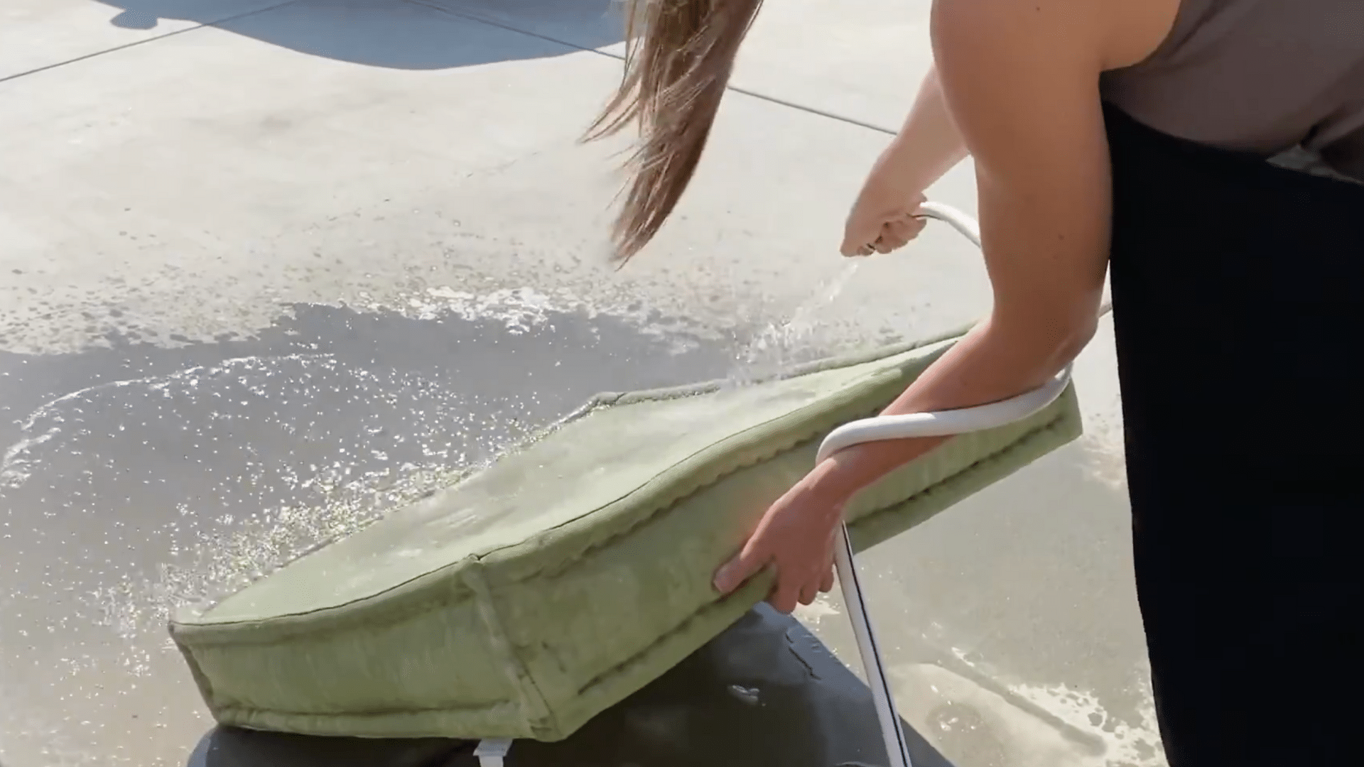 Step_6_Rinse_Thoroughly_Until_the_Water_Runs_Clear