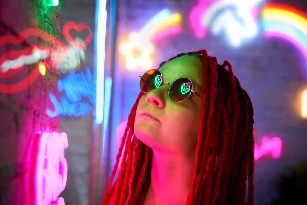 How to Use Custom Neon Signs to Personalize Walls Instead of Generic Art