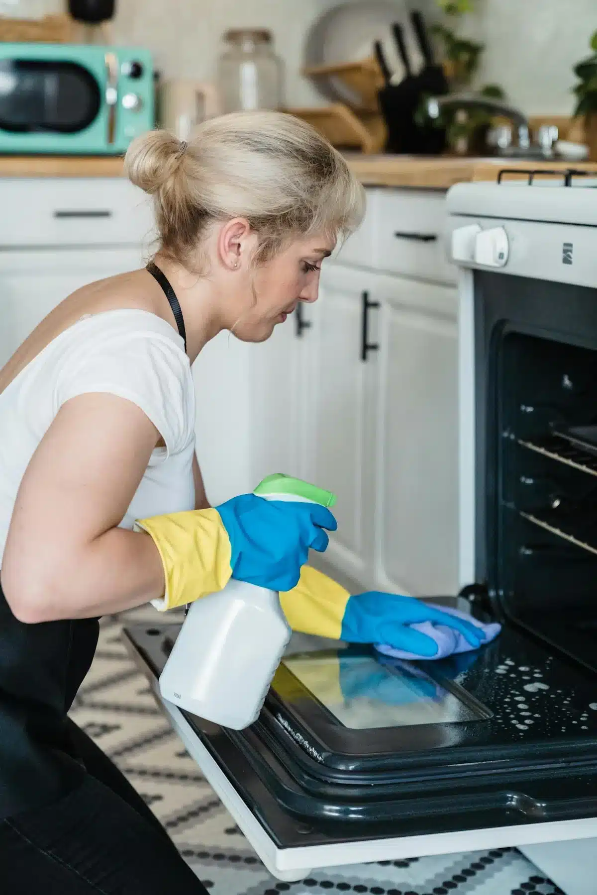 How Do You Deep Clean an Oven for a Bond Inspection?
