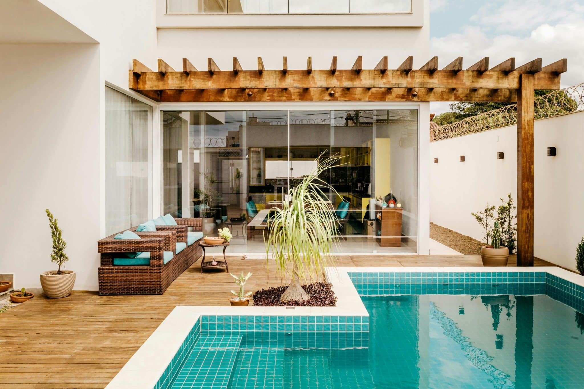 Phoenix pool builds aren't like any other pools. Learn the 5 things every Arizona homeowner should know before choosing a local pool builder or a franchise.