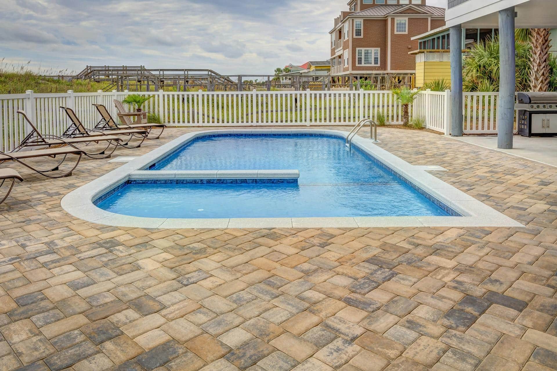 Phoenix pool builds aren't like any other pools. Learn the 5 things every Arizona homeowner should know before choosing a local pool builder or a franchise.