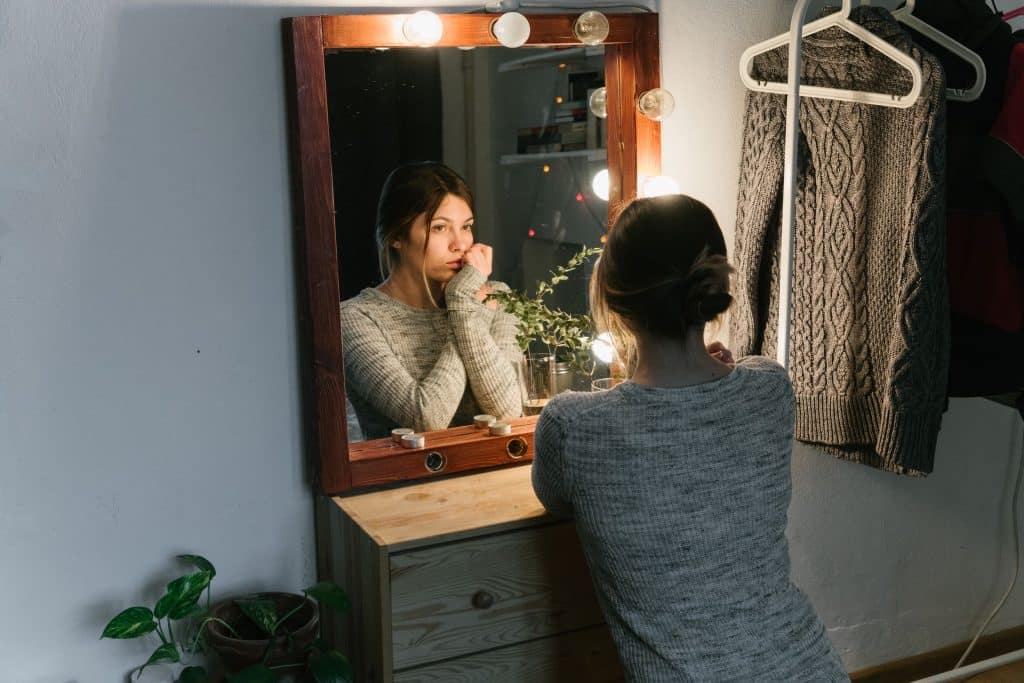 How to Upgrade Your Dorm With the Perfect Vanity Mirror