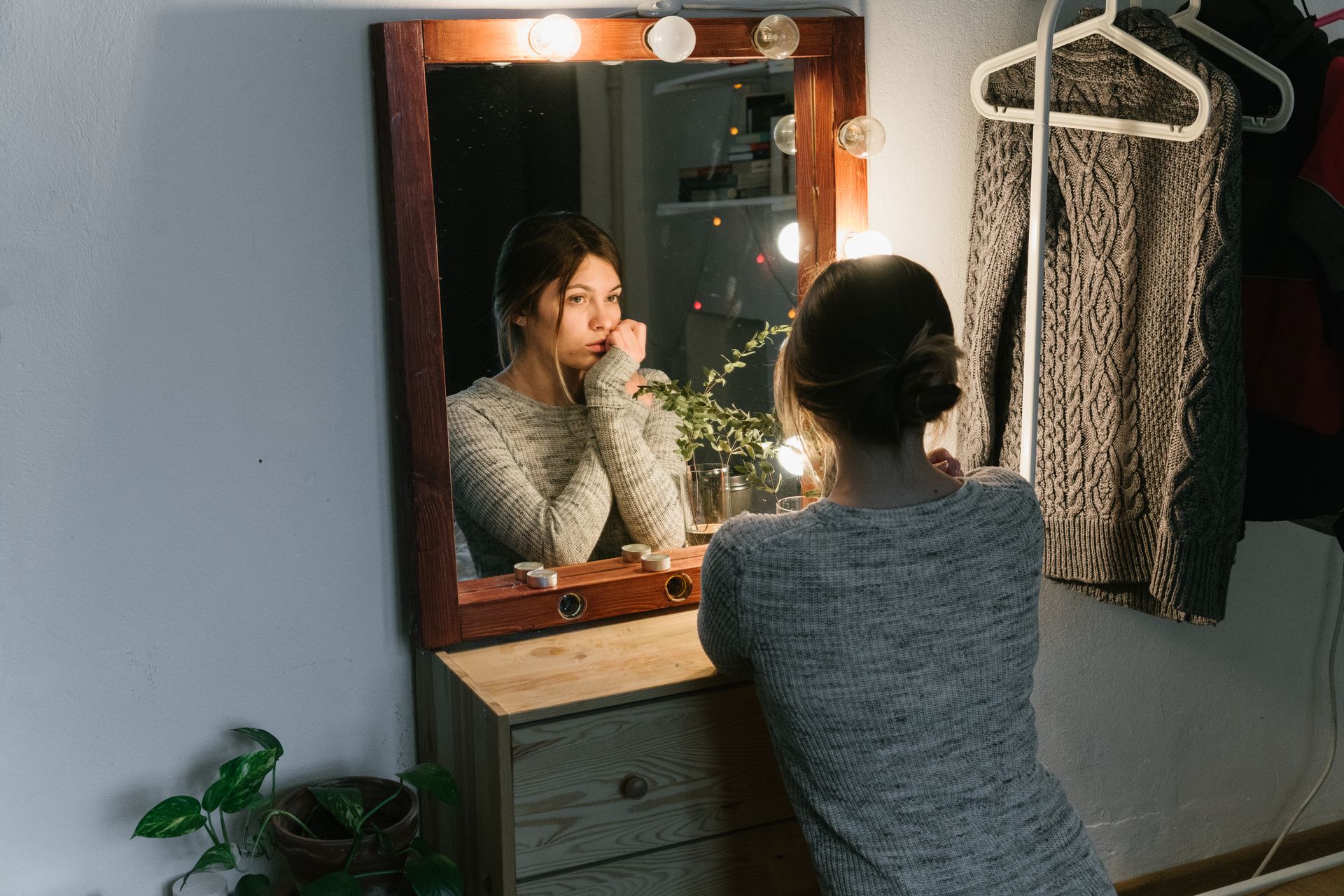 How to Upgrade Your Dorm With the Perfect Vanity Mirror